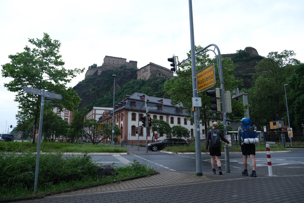 Wanderer auf dem Rheinsteig bei Koblenz