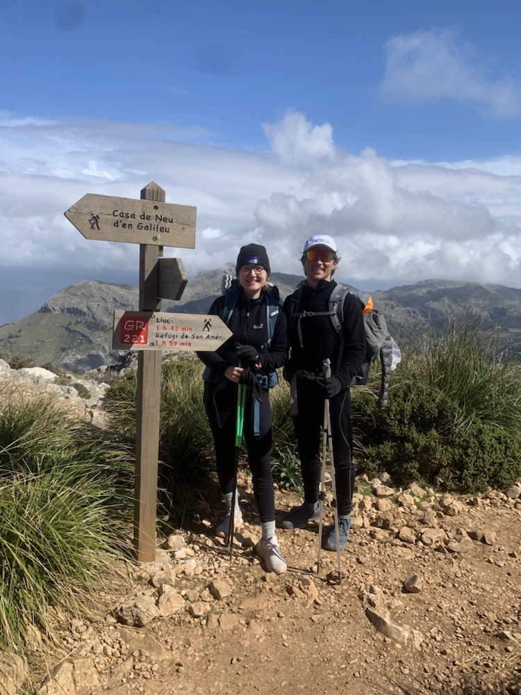 Lea und Lucas von TrailNation auf dem GR221 auf Mallorca beim Wandern - Ruta de Pedra en Sec