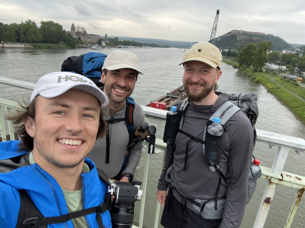 Wanderer auf dem Rheinsteig bei Koblenz Hoka
