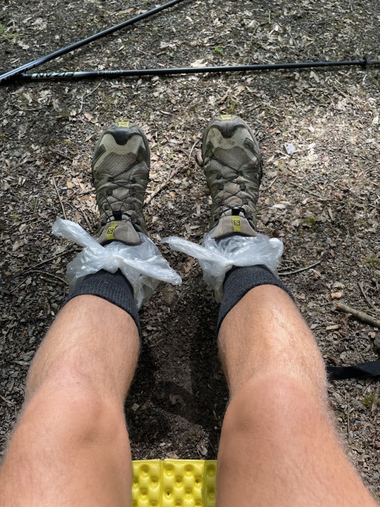 Wanderschuhe mit tüten damit die füße trocknen