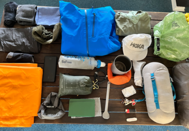 Gear Spread: Ultraleichte Trekking-Ausrüstung auf Tisch