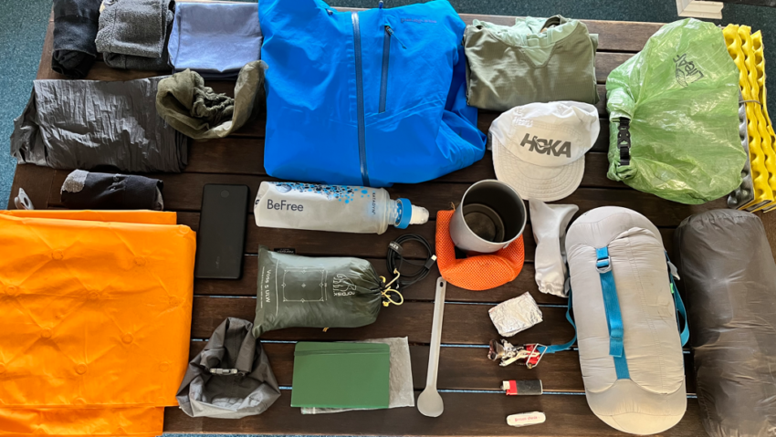 Gear Spread: Ultraleichte Trekking-Ausrüstung auf Tisch