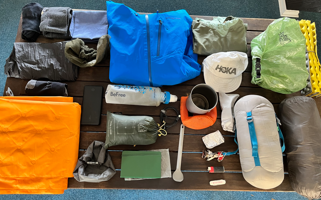 Gear Spread: Ultraleichte Trekking-Ausrüstung auf Tisch