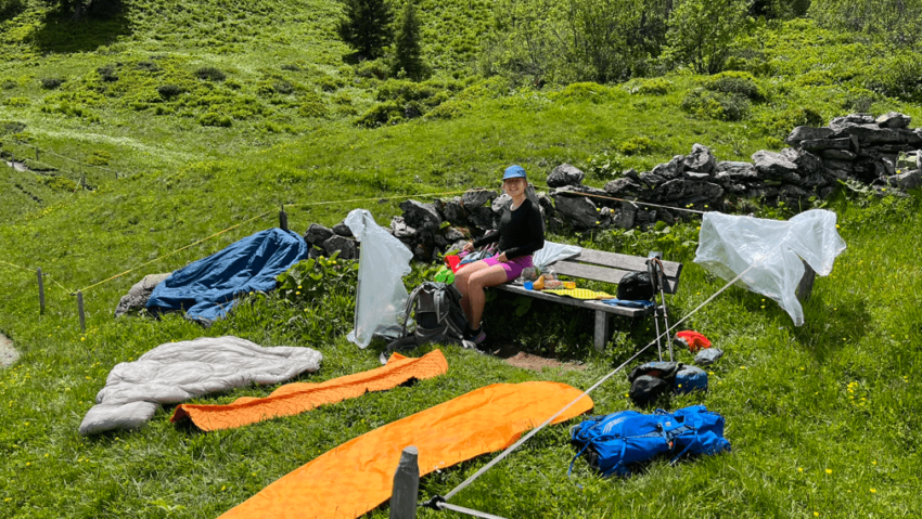 Ultraleichtwandern, Packliste, Wanderausrüstung, Tarp, Leichtes Gepäck, Kondenswasser vermeiden, Biwakieren, Outdoor-Ausrüstung, Wanderabenteuer, Rheinsteig, Tour du Mont Blanc, Eifelsteig, Trockensteinweg Mallorca, Kanaren wandern, Pacific Crest Trail, PCT Wanderung, Ultraleicht Rucksack, Minimalistisches Wandern, Wandertipps, Natur erleben