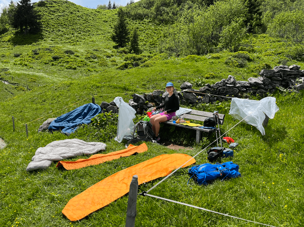 Ultraleichtwandern, Packliste, Wanderausrüstung, Tarp, Leichtes Gepäck, Kondenswasser vermeiden, Biwakieren, Outdoor-Ausrüstung, Wanderabenteuer, Rheinsteig, Tour du Mont Blanc, Eifelsteig, Trockensteinweg Mallorca, Kanaren wandern, Pacific Crest Trail, PCT Wanderung, Ultraleicht Rucksack, Minimalistisches Wandern, Wandertipps, Natur erleben