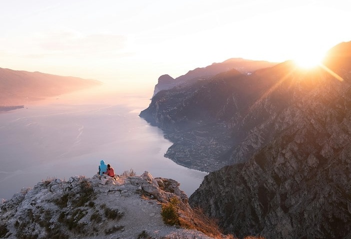 Gardasee Wanderungen zur Punta larici eines Paares im Sonnenaufgang