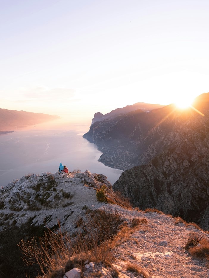 Gardasee Wanderungen zur Punta larici eines Paares im Sonnenaufgang