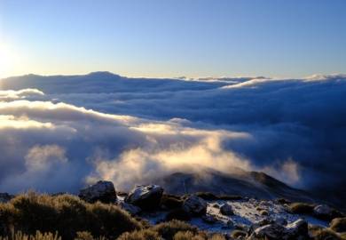 Sonnenaufgang am Teide nach Schneesturm mit SOnne und Schnee beim wandern auf dem gr 131 auf teneriffa