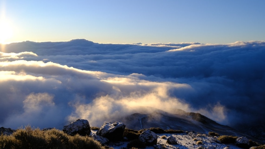 Sonnenaufgang am Teide nach Schneesturm mit SOnne und Schnee beim wandern auf dem gr 131 auf teneriffa