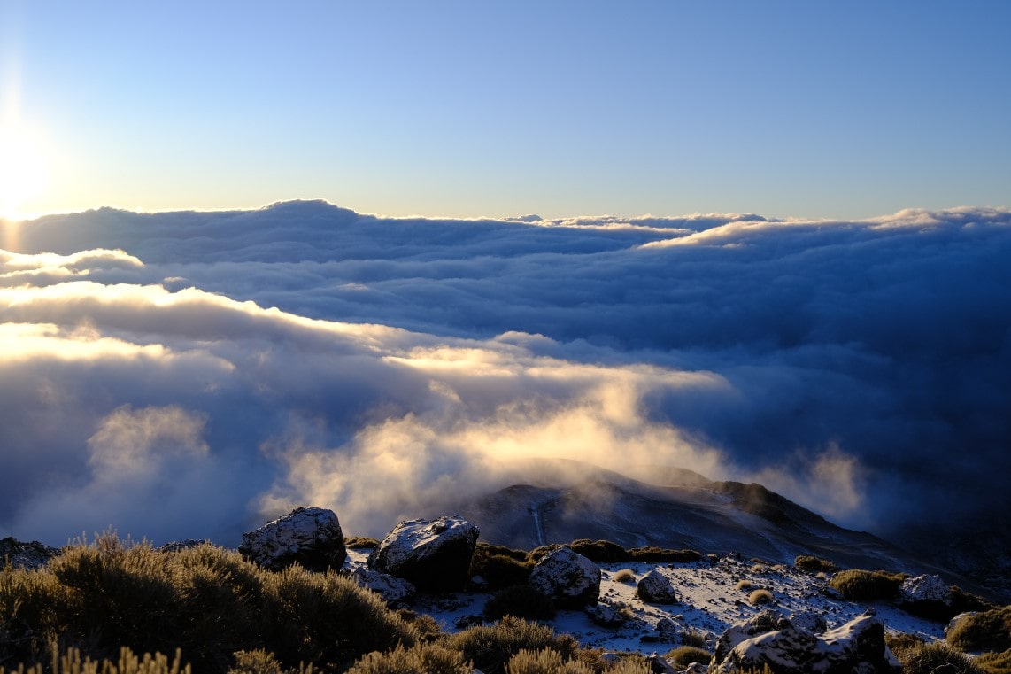 Sonnenaufgang am Teide nach Schneesturm mit SOnne und Schnee beim wandern auf dem gr 131 auf teneriffa