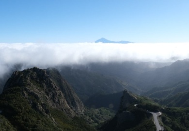 Berge Wolken und Täler beim Wandern auf dem GR131 auf La Gomera im Thru Hike mit WIldcamping