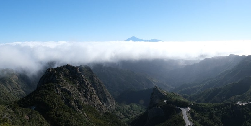 Berge Wolken und Täler beim Wandern auf dem GR131 auf La Gomera im Thru Hike mit WIldcamping