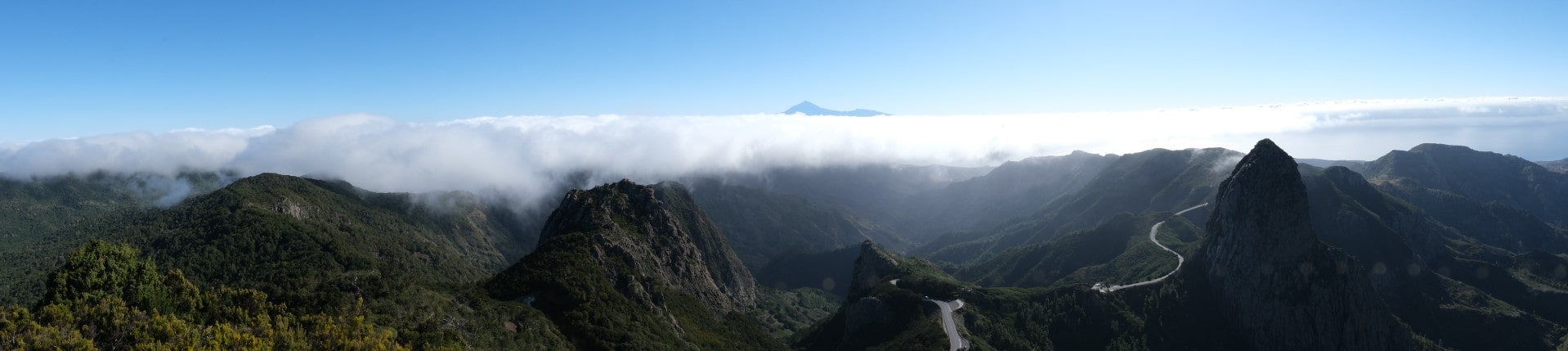 Berge Wolken und Täler beim Wandern auf dem GR131 auf La Gomera im Thru Hike mit WIldcamping