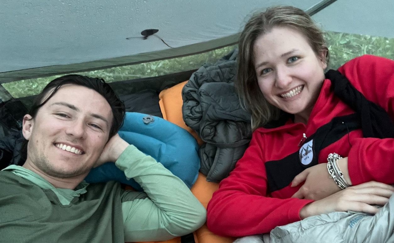 Paar im Zelt auf dem Bärentrek