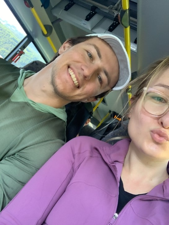 Wanderer im Postauto nach Rosenlaui auf dem Bärentrek