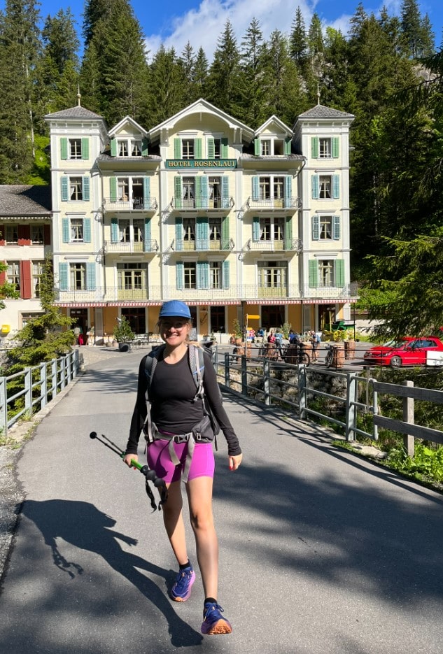 Wanderin vor Hotel Rosenlaui auf dem Bärentrek