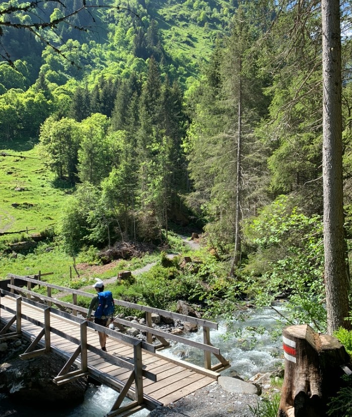 Wanderer auf Bärentrek auf Brücke