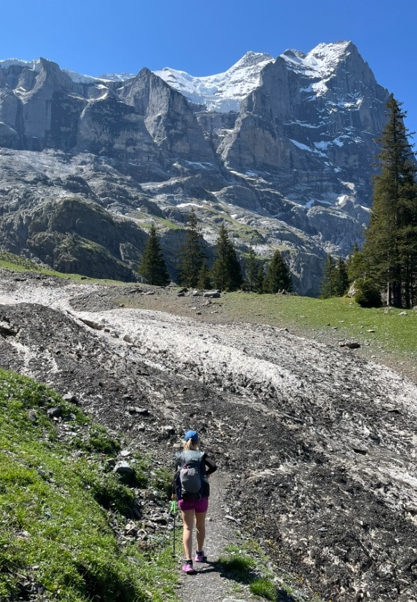 Wanderin vor Schnee auf dem Bärentrek