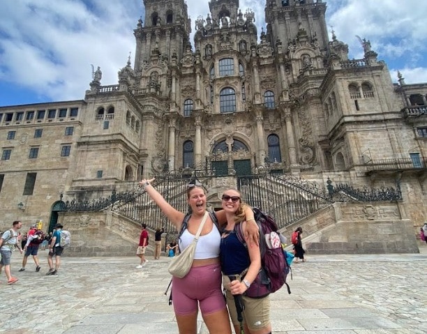 Carla und Freundin in Santiago de Compostela am Ziel des Jakobsweges