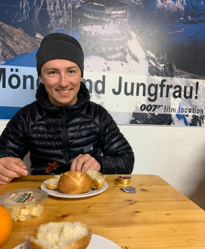 Lucas von TrailNation beim Frühstück auf Campingplatz Jungfrau