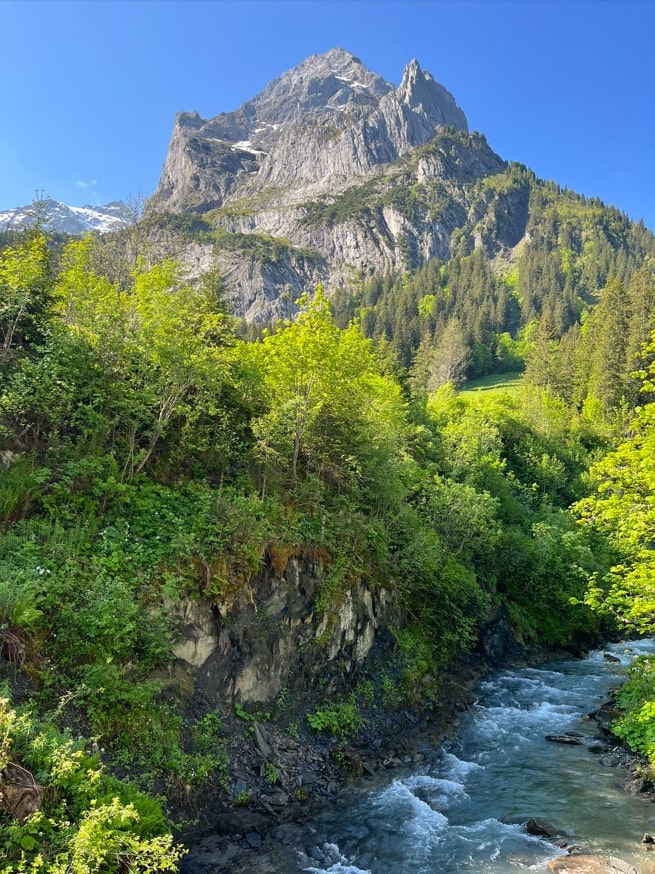 Berg mit bach auf dem Bärentrek via alpina hintere gasse beim thru hike