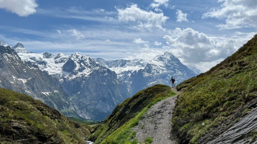 Wanderer auf Wanderweg auf dem Bärentrek "hintere Gasse" als Teil der Via alpina in der schweiz