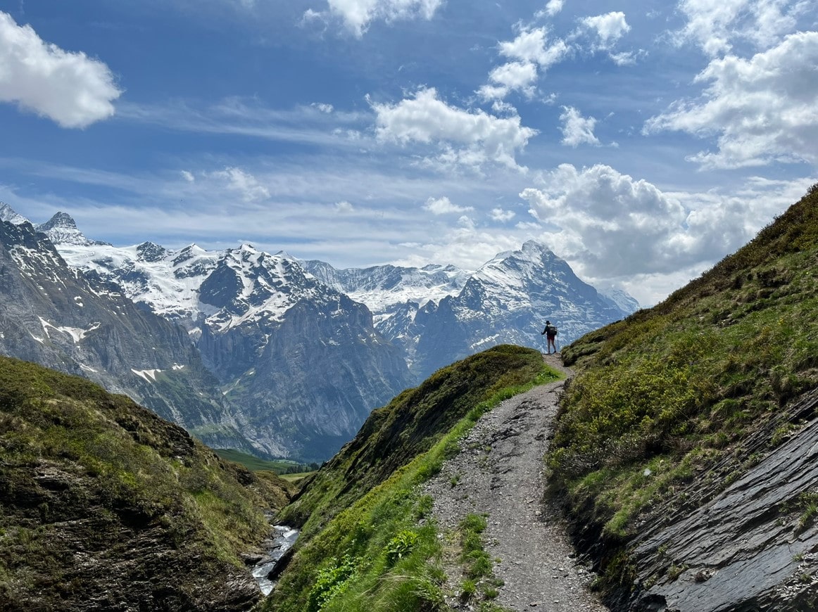 Wanderer auf Wanderweg auf dem Bärentrek "hintere Gasse" als Teil der Via alpina in der schweiz