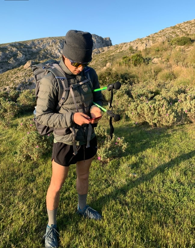 Wanderer mit Barfußschuhen auf GR 221 Mallorca